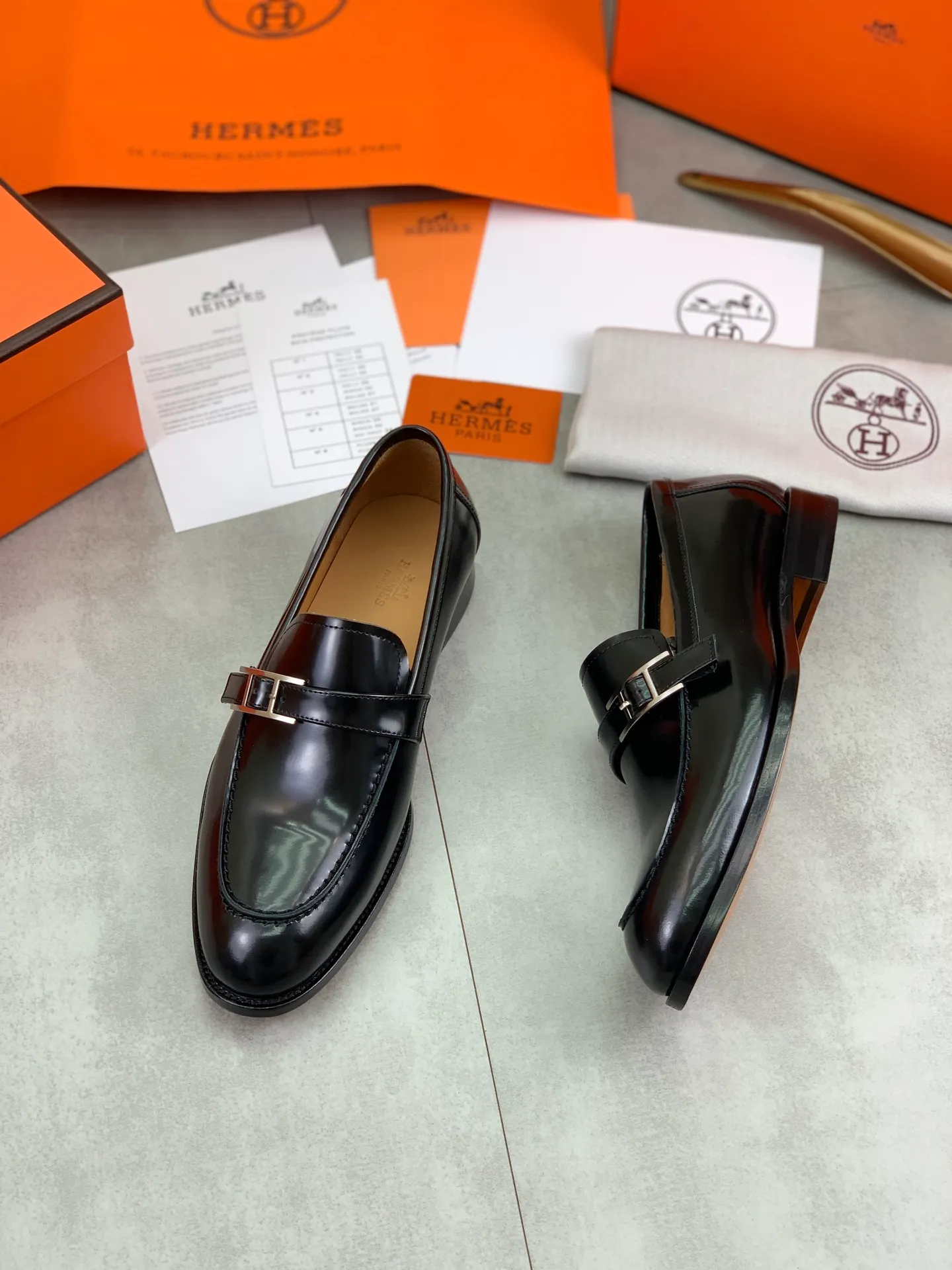 Factory price P980 💰💎💎💎 Original genuine leather outsole Brand: Hermès Grade: Same as the official website Original quality materials: Original soft calfskin Water-dyed cowhide lining Original Italian genuine leather outsole Style categories: Men's fashion Formal casual leather shoes Slip-on men's shoes series Young fashion European and American trends British style Code number: 39-45 (38.46 can be customized)